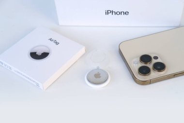 Yeni elektronik takip cihazı Apple Airtag bir sonraki iPhone 14 'te, takip cihazı Bluetooth üzerinden güvenli sinyal yayınlıyor, yakınlardaki cihazları alıyor, coğrafi konumlandırma, çocuk güvenliği kavramı, araba hırsızlığı önleyici cihaz