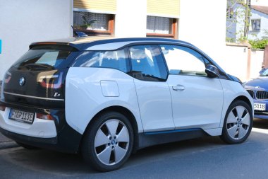 Beyaz, siyah kompakt şehir arabası i3, ilk seri üretim elektrikli araba Alman BMW, çevre etkisini en aza indiren konsept, elektrikli araç, alternatif enerji gelişimi, Frankfurt - Nisan 2023