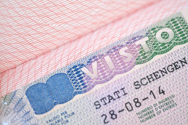 ドキュメントのクローズアップページ ヨーロッパとの旅行のための外国パスポートイタリアビザ フィールドの浅い深さのホログラムと観光シェンゲンビザスタンプ 国境でのパスポートコントロール ヨーロッパでの旅行 — ストック写真