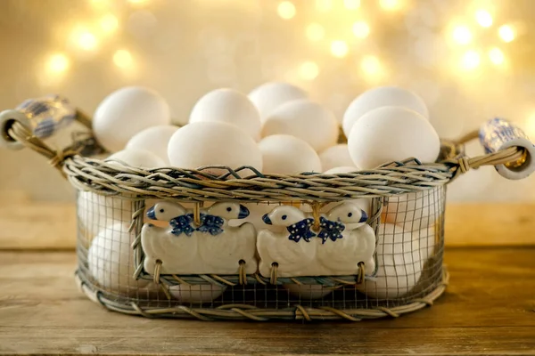 Mesh Keranjang Logam Vintage Dengan Telur Ayam Putih Segar Atas — Stok Foto