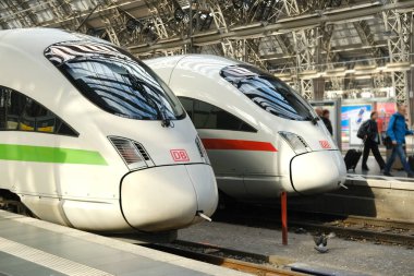 Yüksek hızlı ICE treni, Frankfurt am Main İstasyonu 'ndaki Deutsche Bahn buz koşucusu, bagajlı yolcular, sırt çantalı yolcular, Avrupa seyahati, yolcu alımları, Frankfurt - Mart 2023