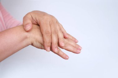 55 yaşında, cilt kuruluğu, nemlendirici sürme, konsept bakım, cilt bakımı, cilt bakımı, dermatolojik hastalıklar, hidrasyon ve üst derinin beslenmesi, yaşla ilgili deri değişiklikleri.