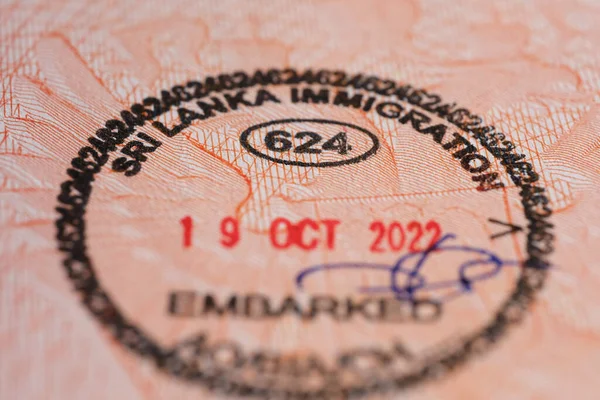 ドキュメントのページの終わりの部分 スリランカビザでの旅行のための外国パスポート フィールドの浅い深さのホログラムと観光ビザスタンプ 国境でのパスポートコントロール 東南アジアの旅行 — ストック写真