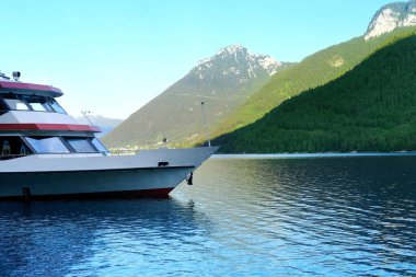 Su üzerinde turistik tekne, romantik göl, deniz yolculuğu, yat, tekne, turist botu, dağlar su, çartır pazarı, yat endüstrisi, küresel satış hizmetleri.
