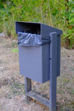 Park 'ta, Almanya' da şehir caddesinde, halka açık yerlerde çöp tenekesi, kaldırımda duran çöp konteynırları, kamu alanlarında çöp toplama, çevre koruma, atık geri dönüşümü