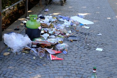Park 'ta, şehir caddesinde bir sürü çöp, tatilden sonra çöplük, çöp toplama, halka açık yerlere çöp atma, çevre koruma, atık geri dönüşümü