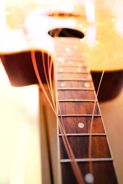 Hangszer Közeli Fából Készült Része Húr Váltogatása Akusztikus Gitáron Szabadon — Stock Fotó