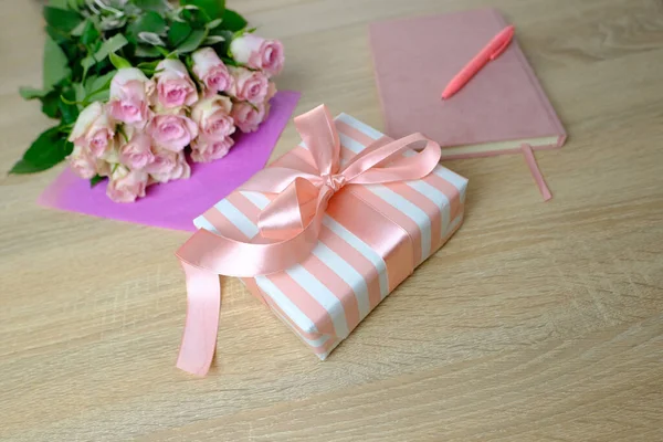 Bouquet Roses Blanches Rose Journal Des Femmes Cadeau Avec Ruban — Photo