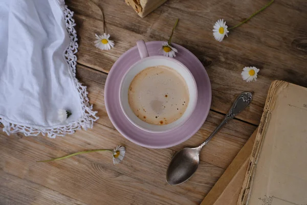 Cangkir Dengan Kopi Cappuccino Dengan Busa Pada Tua Meja Kayu — Stok Foto