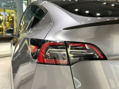 Tesla araba modeli Y in gümüş Mercury Silver Metallic color in Studio, elektrikli araç in showroom, alternatif enerji geliştirme konsepti, Elon Musk Company, Frankfurt - Ocak 2023