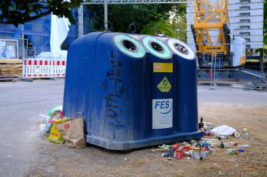 Almanya 'da farklı renklerde mavi plastik çöp konteyneri, çöp toplama, çevre konsepti, atık ayırma farklı türde kentsel atık toplanması ve ayrı ayrı geri dönüştürülmesi anlamına gelir