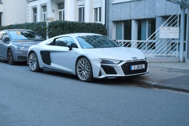 Beyaz araba R8 Coupe V10 Performans dörtlüsü, spor benzinli araba Alman Audi şirketi, çevre etkisini en aza indiren konsept, alternatif geliştirme, Frankfurt - Nisan 2023