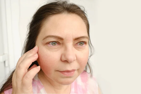 近脸成熟妇女55岁 人的眼睛有年龄皱纹向侧面看 化妆品概念 矫正手术 视力检查 化妆品程序 — 图库照片
