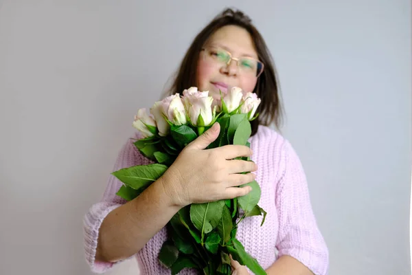 Зблизька Букет Білих Рожевих Троянд Руках Дорослої Жінки Приніс Квіти — стокове фото
