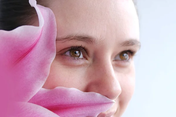 꽃으로 여성의 얼굴의 일부를 클로즈업 아름다운 바라보는 인간의 인간의 식물의 — 스톡 사진
