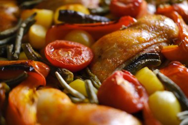 Lezzetli köri soslu fırında tavuk budu, etli fırında patates, kırmızı biber, yeşil biber, olgun domates, baharat, abur cubur konsepti, geleneksel aile partisi.