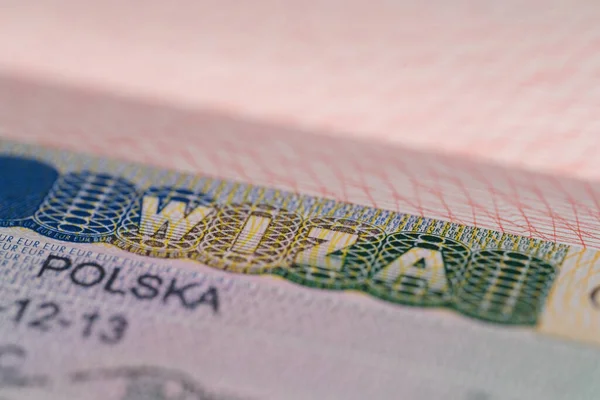 ドキュメントのページの終わりの部分 ポーランドとの旅行のための外国パスポート フィールドの浅い深さのホログラムと観光シェンゲンビザスタンプ 国境でのパスポートコントロール ヨーロッパでの旅行 — ストック写真