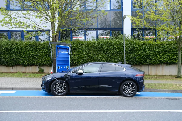 ケーブルを介して電気自動車の充電 ヨーロッパの都市のManova充電ステーション 路上の車のハイブリッド 代替エネルギー 技術革新 Frankfurt 4月2023 — ストック写真