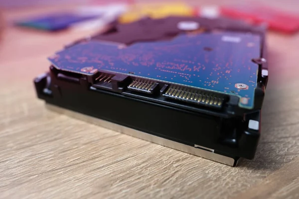 電子データストレージ コンピュータ組織内の外部メモリ 80年代からデバイス 90年代 Cdディスク フラッシュドライブ テーブルに散在する現代のハードディスク 外付けメモリ援助 選択的フォーカス — ストック写真