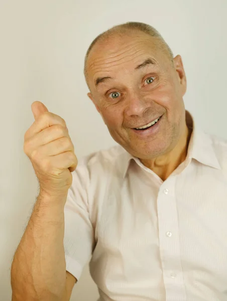Komik Erkek Yüzü Kel Olgun Yaşında Hayattan Memnun Görünüyor Parmakla — Stok fotoğraf