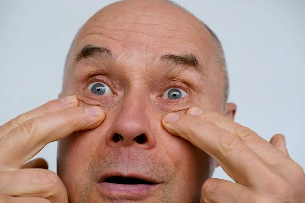 Close Mature Man Senior Years Old Looks Carefully Examines Wrinkles — Stock Photo, Image