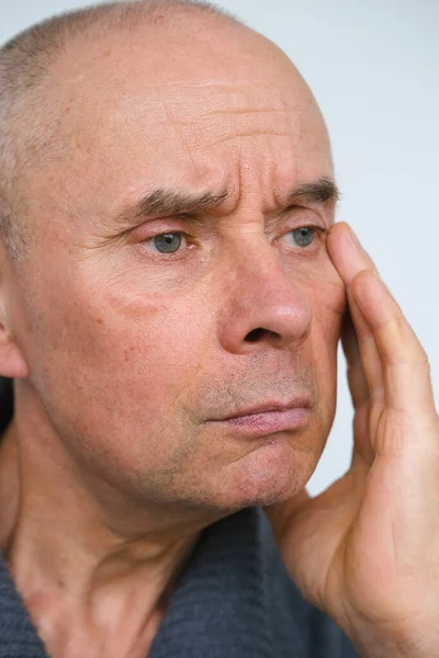 魅力成熟男子的特写镜头 年事已高的60岁老人仔细审视脸上皱纹 皮肤褶皱 与年龄有关的皮肤变化 美学注射美容术 护理抗衰老程序 — 图库照片