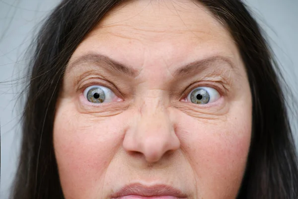 Großaufnahme Weibliches Gesicht Macht Negative Fratzen Aggressiv Reife Frau Jahre — Stockfoto