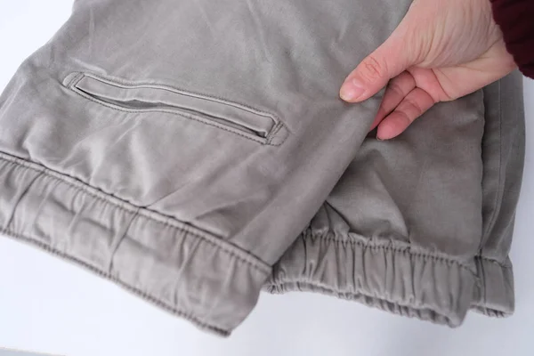Detailní Záběr Ženské Ruky Dotýká Textury Šedých Bavlněných Kalhot Kalhot — Stock fotografie