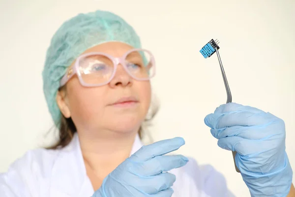 Cientista Feminina Médico Segurando Microprocessador Microchip Biochip Com Pinças Para — Fotografia de Stock