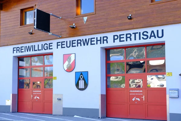 Garagenfeuerwehrgebäude Mit Roten Türen Freiwillige Feuerwehr Österreich Freiwilligenkonzept Brandbekämpfung Und — Stockfoto