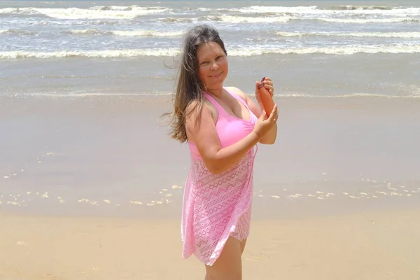 Woman Pink Swimsuit Applies Sunscreen Cream Skin Brown Mockup Cream — Stock Photo, Image