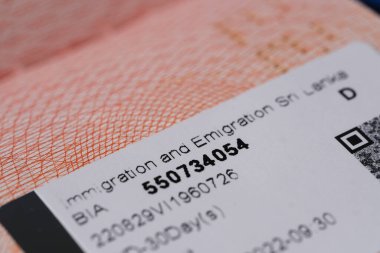 Belgenin yakın plan bölümü, Sri Lanka vizesi ile seyahat için yabancı pasaport, sığ alan derinliğine sahip hologramlı turist vizesi, sınırda pasaport kontrolü, Güneydoğu Asya 'da seyahat
