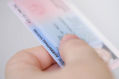 Kimlik kartı, oturma izni, sığ alan derinliği, Avrupa 'da elektronik iletişim, göçmenlik yasası, sınırda pasaport kontrolü, yurtdışı seyahati,