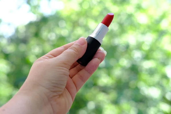 Close Weibliche Hand Hält Eine Tube Neuen Leuchtend Roten Lippenstift — Stockfoto