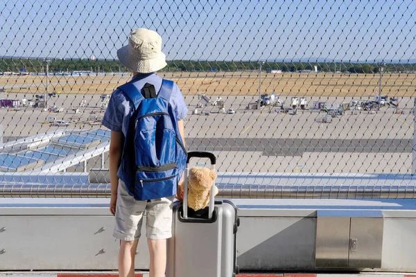 Ребенок Открытой Террасе Аэропорта Молодой Путешественник Ждет Посадки Мальчик Лет — стоковое фото