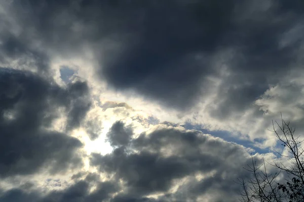 Angustioso Paisaje Dramático Cambios Clima Cielo Azul Con Nubes Blancas — Foto de Stock