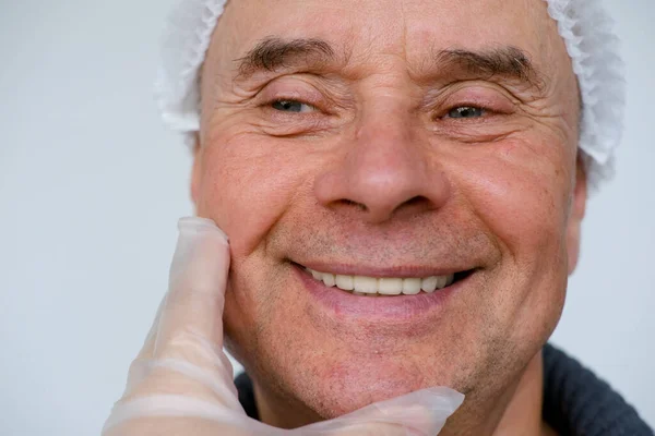成熟した男性の顔 65歳の男性 美容師 美容師はしわ 年齢関連の変化の概念 審美的な注射美容 ケアアンチエイジング手順を検討します — ストック写真