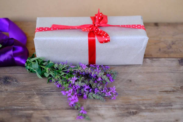 Cadeau Boîte Avec Ruban Rouge Bouquet Romantique Bouquet Fleurs Sauvages — Photo