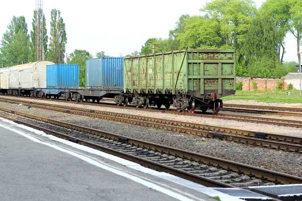Vasúti Teherkocsik Vasúti Síneken Fémsíneken Betontalpakon Vezetősínnel Ellátott Mesterséges Szerkezetek — Stock Fotó