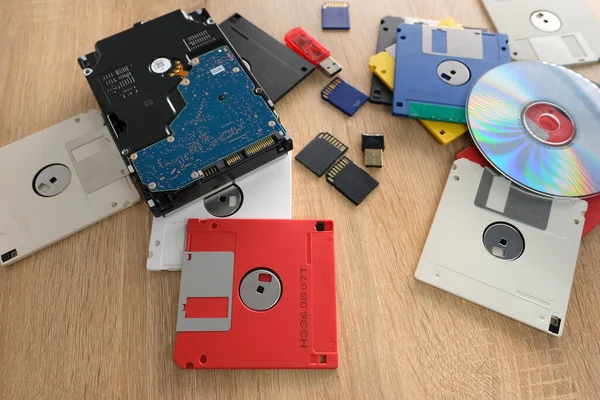 빈티지 데이터 스토리지 컴퓨터 조직의 메모리 디스크 플래시 드라이브 현대의 — 스톡 사진