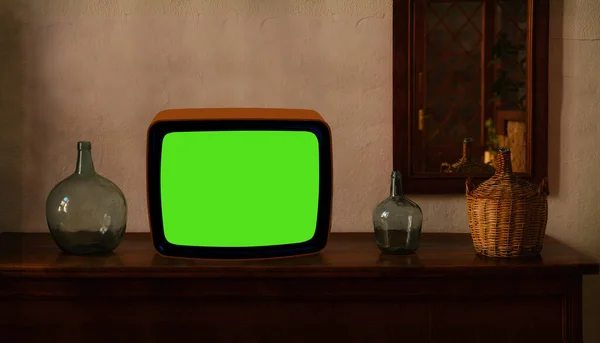 带绿色屏幕模拟彩色键模板显示的约会电视镜头 带有家具和旧镜的怀旧客厅 复古风格的电视 老式晚间电视概念 — 图库照片