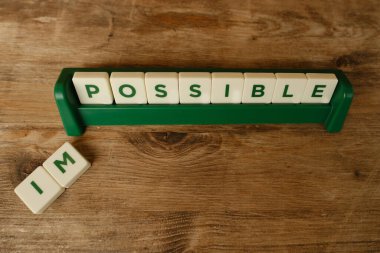 Kare şeklindeki ahşap alfabe blokları, sözcükler kelimelere dönüşür. Klasik arka plan, kendini tanımlama, kendini motive etme ve mutluluk kavramı, fikir yaratıcı bir anlam içerir.