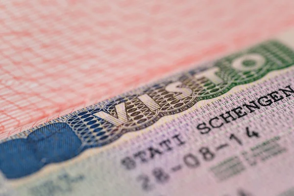 文件页的特写部分 欧洲签证旅行的外国护照 带有纵深全息图的旅游签证印章 边境护照管制 欧洲旅行 — 图库照片