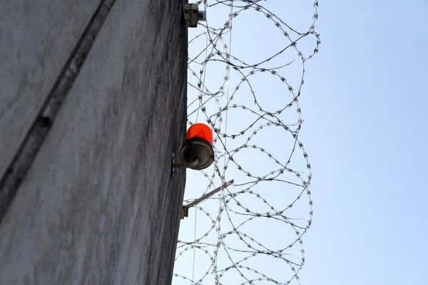 Ψηλό Τσιμεντένιο Φράχτη Συρματόπλεγμα Στην Κορυφή Προδικαστικό Κελί Κράτησης Κτίριο — Φωτογραφία Αρχείου