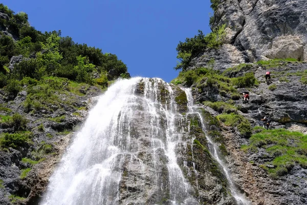 Cachoeira Fluxo Poderoso Rio Fluindo Alpes Grão Fluxo Poderoso Rápido — Fotografia de Stock