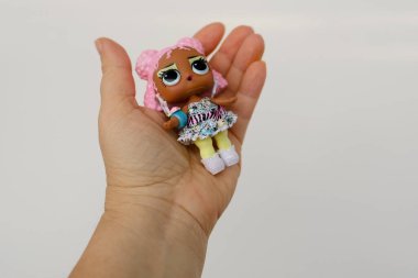 Lol Toy Ball 'dan eşsiz bir sürpriz oyuncak bebek kadın elinde, Sürpriz Moda Oyuncak Bebekleri 8 Sürprizli, eşleşen top oyunu, Frankfurt - Mayıs 2023