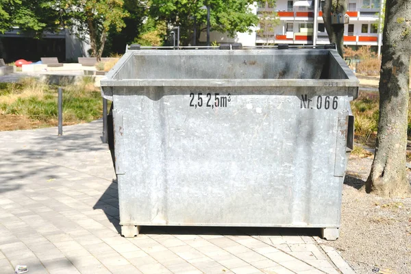 Grande Recipiente Lixo Metálico Alemanha Coleta Lixo Local Designado Conceito — Fotografia de Stock