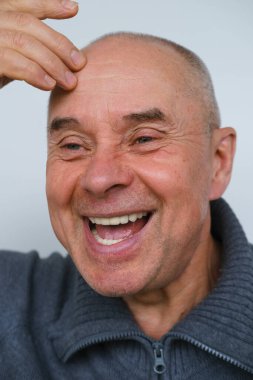 Yakın çekim erkek yüzü negatif ekşitme agresifliği, olgun adam, yaşlı 60 yaşında aptalca tehditkar yüz ifadesi, konsept zihinsel insan sağlığı, yetişkinlikte iyimserlik, orta yaş krizi