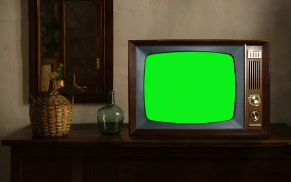 日付緑の画面で設定されたテレビの映像モックアップクロマキーテンプレート表示 家具や古いミラーとノスタルジックリビングルーム クロマキー レトロスタイルのテレビ ヴィンテージ夜のテレビのコンセプト — ストック写真