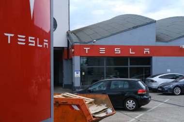 Tesla ofisi, servis istasyonu, Amerikan elektrikli araba üreticisi Elon Musk, mevcut ve büyük onarımlar, alternatif enerji geliştirme konsepti, elektrikli araç üretimi, Frankfurt - Mayıs 2023